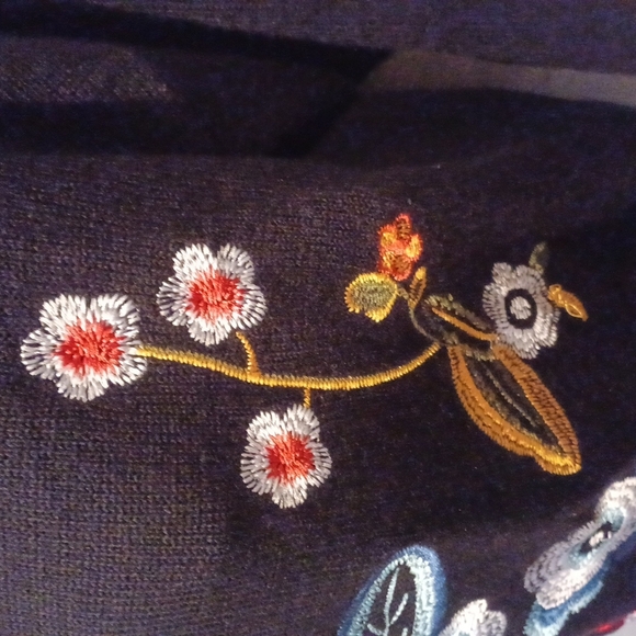 Relatively Crew Neck Pullover Sweater With Embroidered Flowers, M - Picture 3 of 6